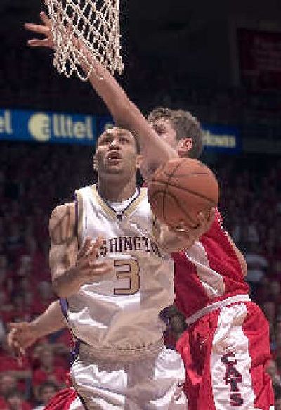 
Washington's Brandon Roy goes for a underhand layup against the attempted defense of Arizona's Kirk Walters. 
 (Associated Press / The Spokesman-Review)
