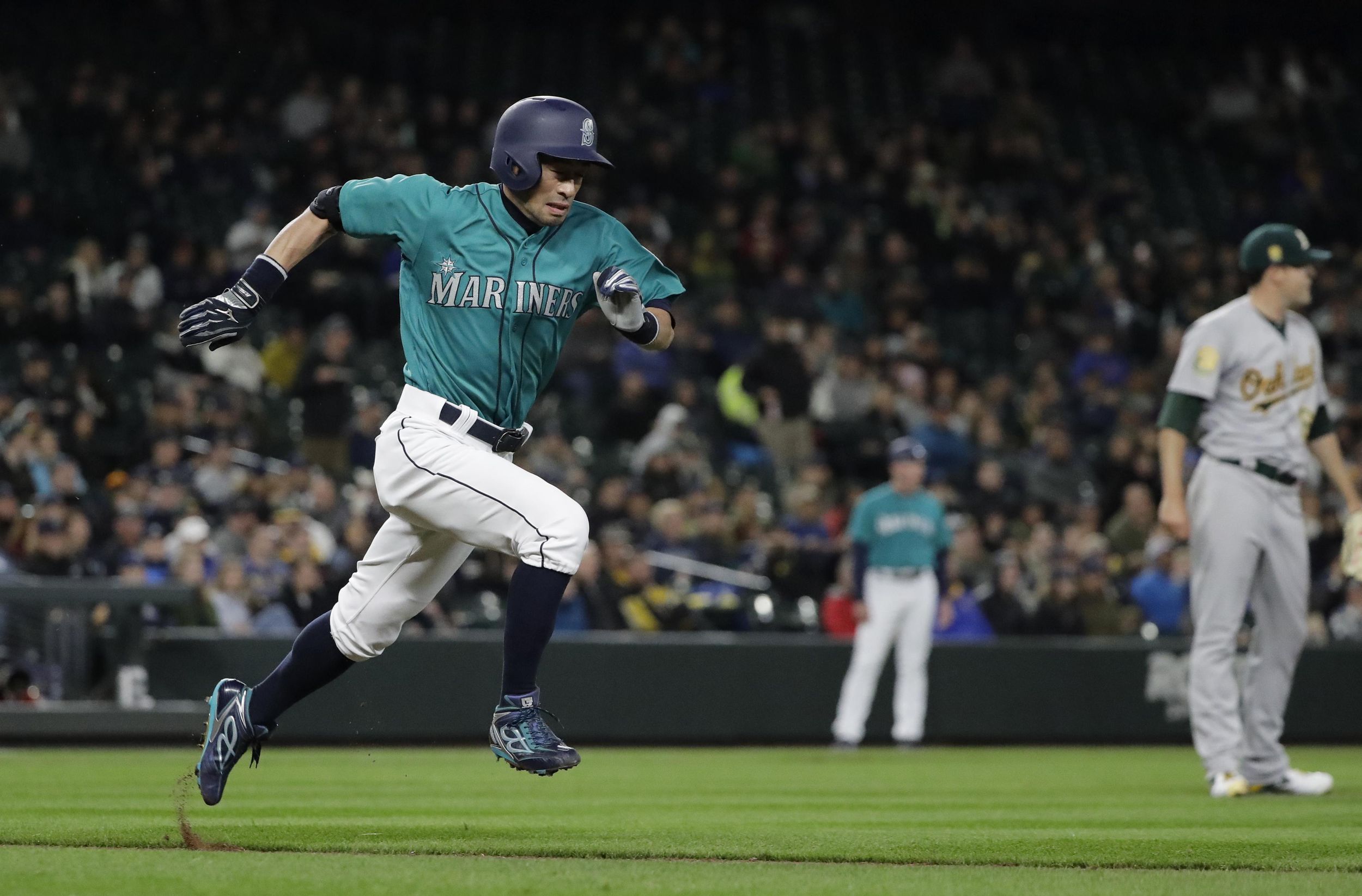 Mariners bring back Ichiro on minor league contract with invitation to