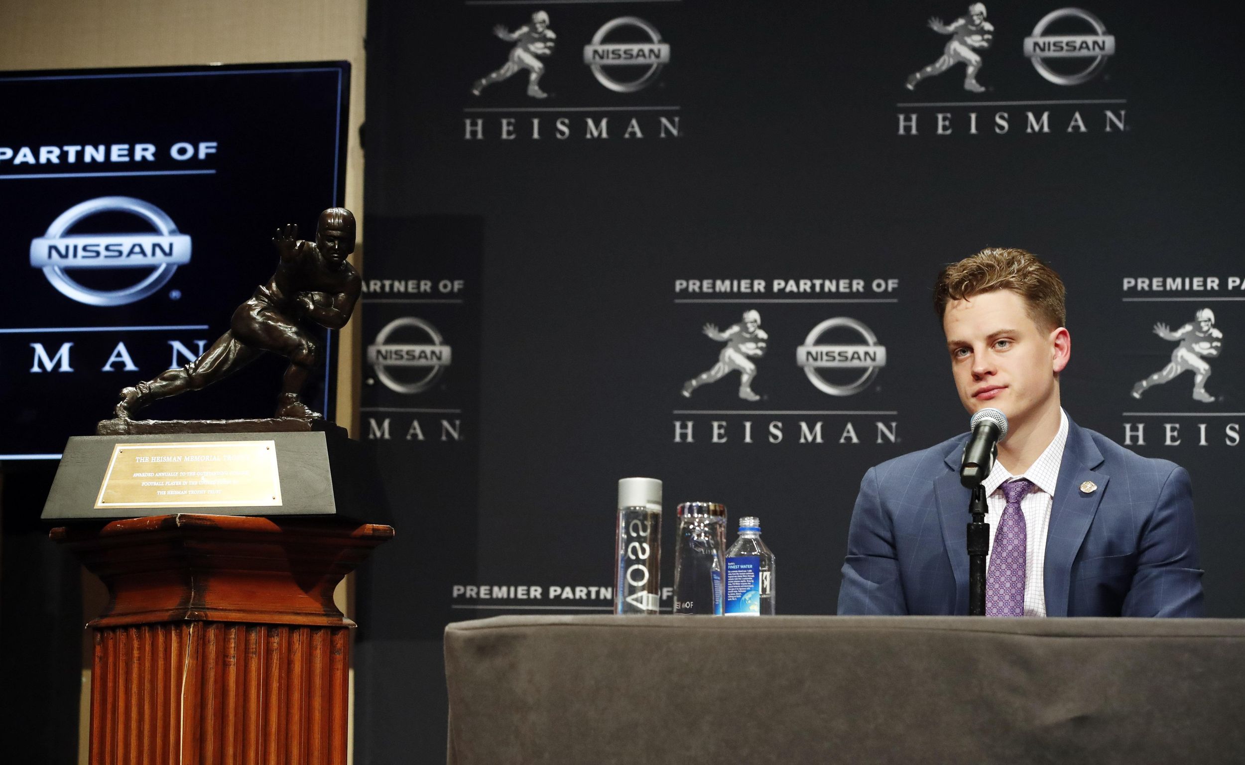 Lsu Qb Joe Burrow Wins Heisman Trophy In Landslide Vote The Spokesman Review 