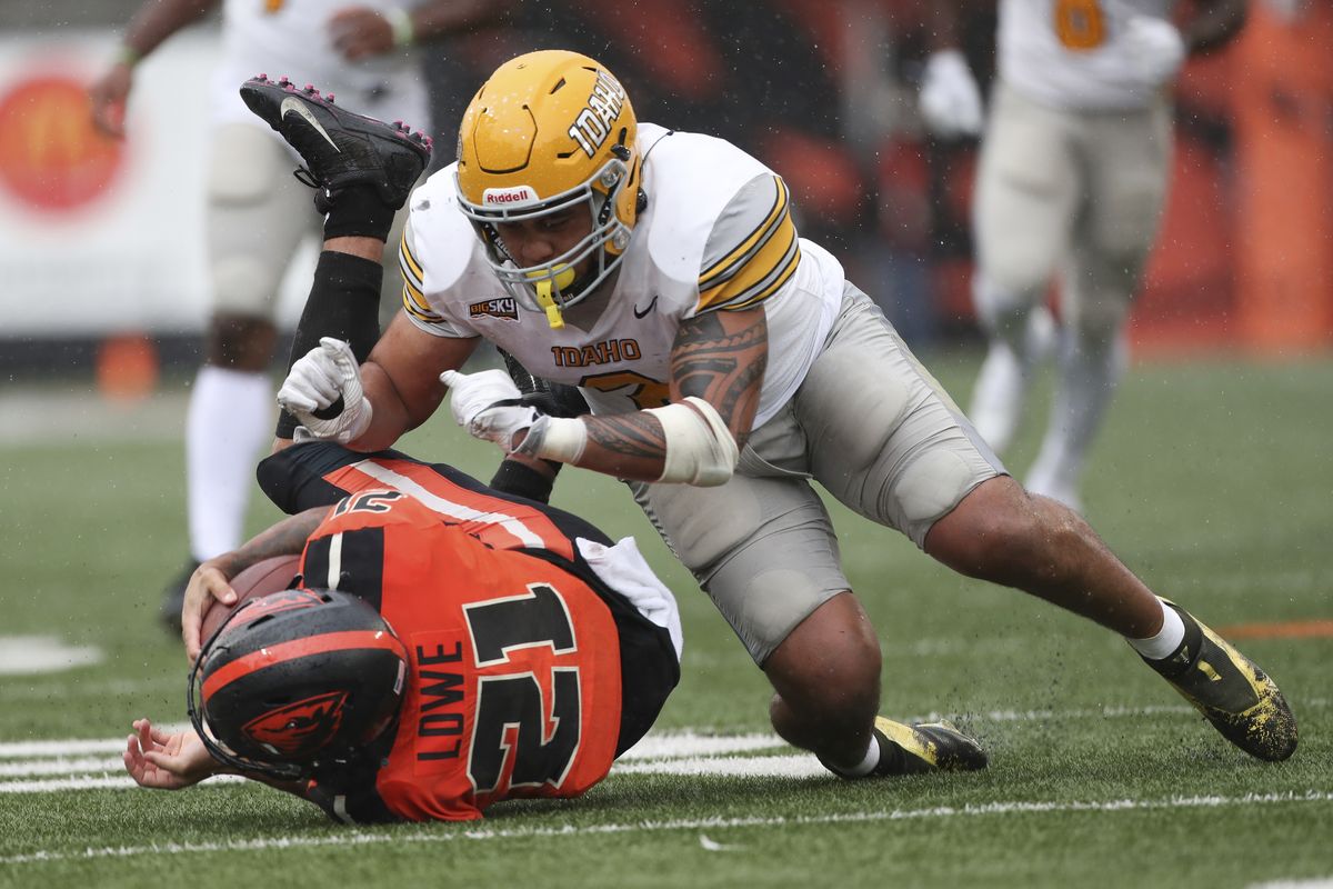 Oregon State running back Trey Lowe (21) is tackled by Idaho linebacker Fa