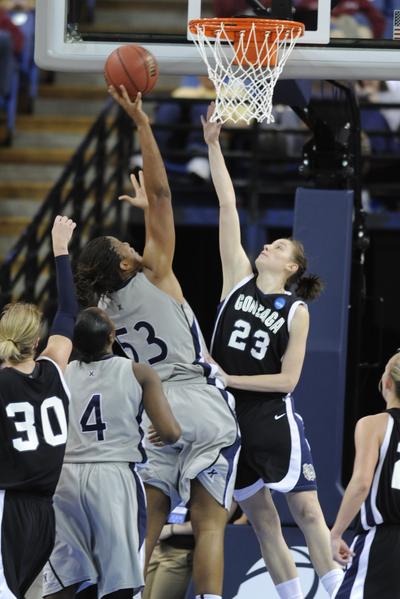 Xavier’s Ta’Shia Phillips shoots over Gonzaga’s Katelan Redmon. (Colin Mulvany)