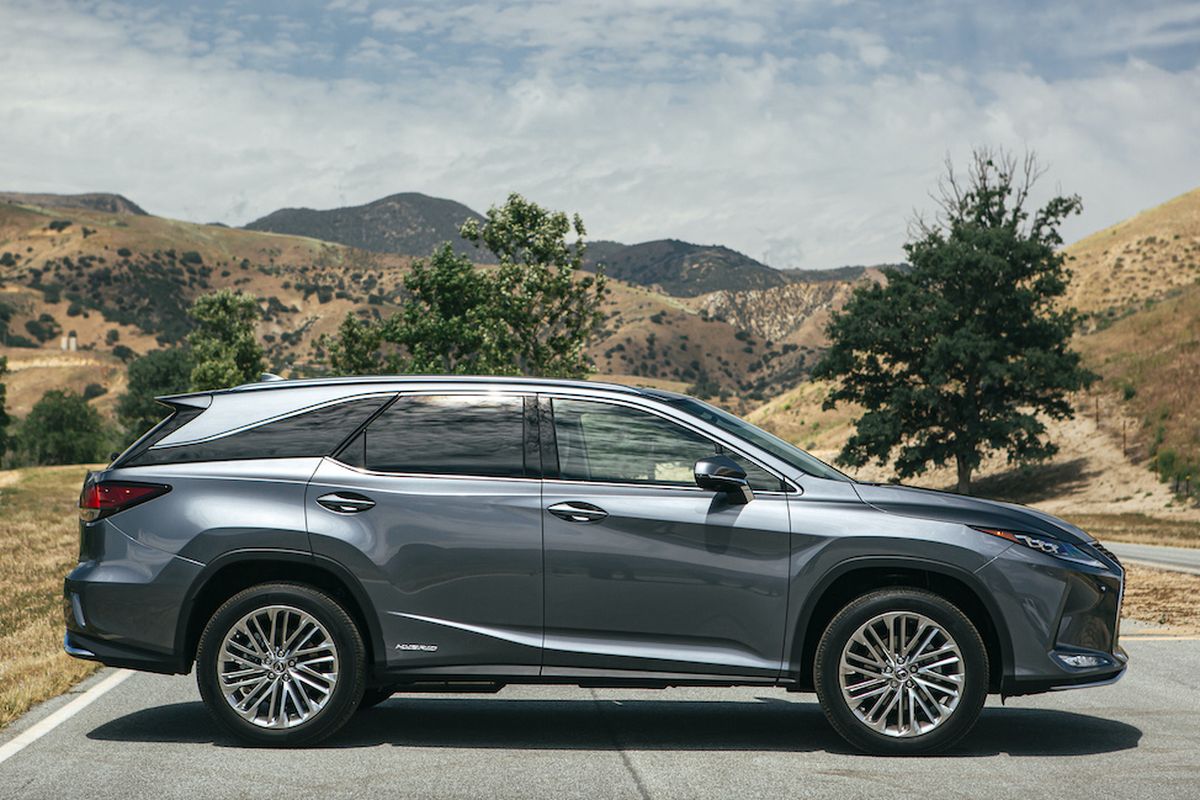 The non-hybrid RX 350 is Lexus’s best-selling vehicle by a wide margin. The RX 450h is the world’s best-selling hybrid CUV. (Lexus)