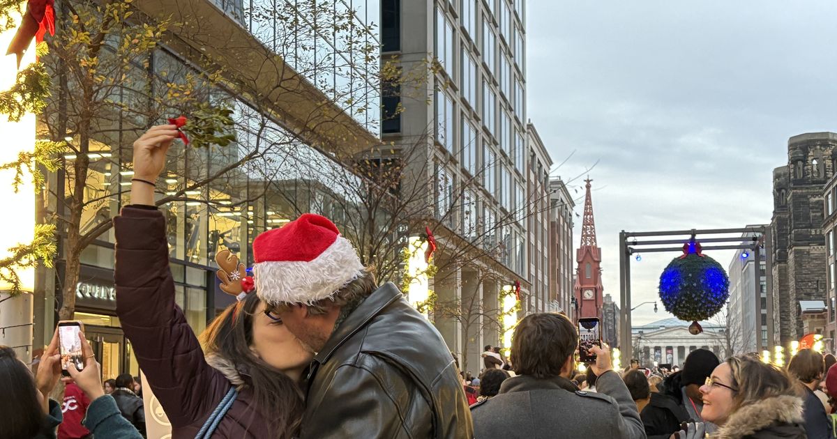 D.C. breaks the world record for most kisses under mistletoe