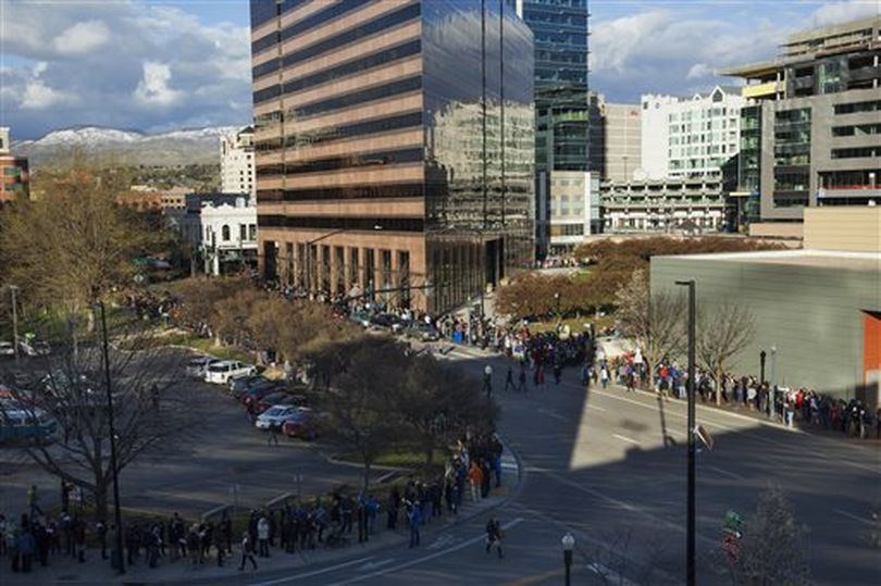 Democrats line up for Ada County Democratic presidential caucus in downtown Boise, on Tuesday, March 22, 2016 (AP / Otto Kitsinger)