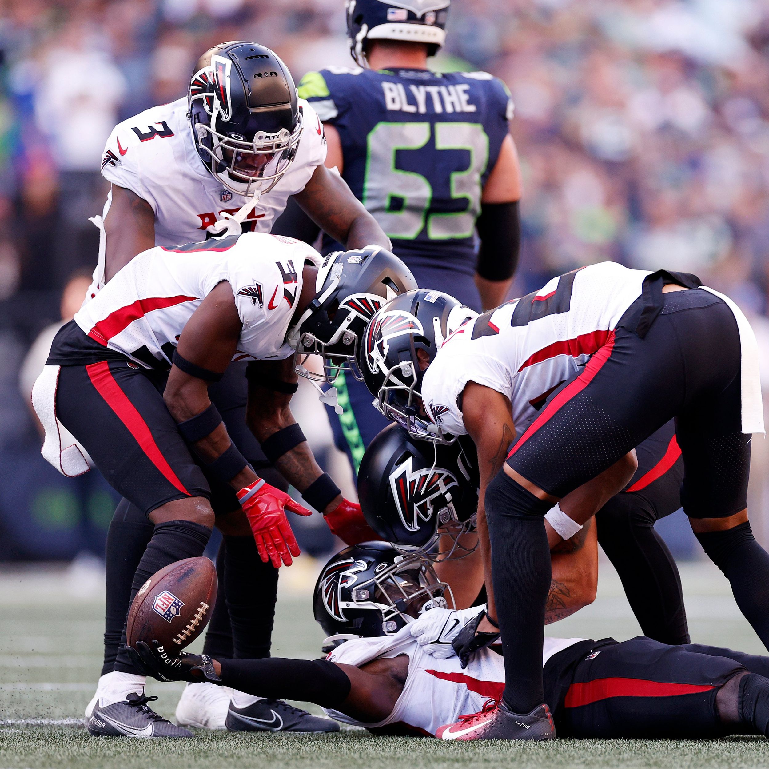 September 25, 2022: Seattle Seahawks running back Rashaad Penny (20) runs  the ball during a game between the Atlanta Falcons and Seattle Seahawks at  Lumen Field in Seattle, WA. The Falcons won