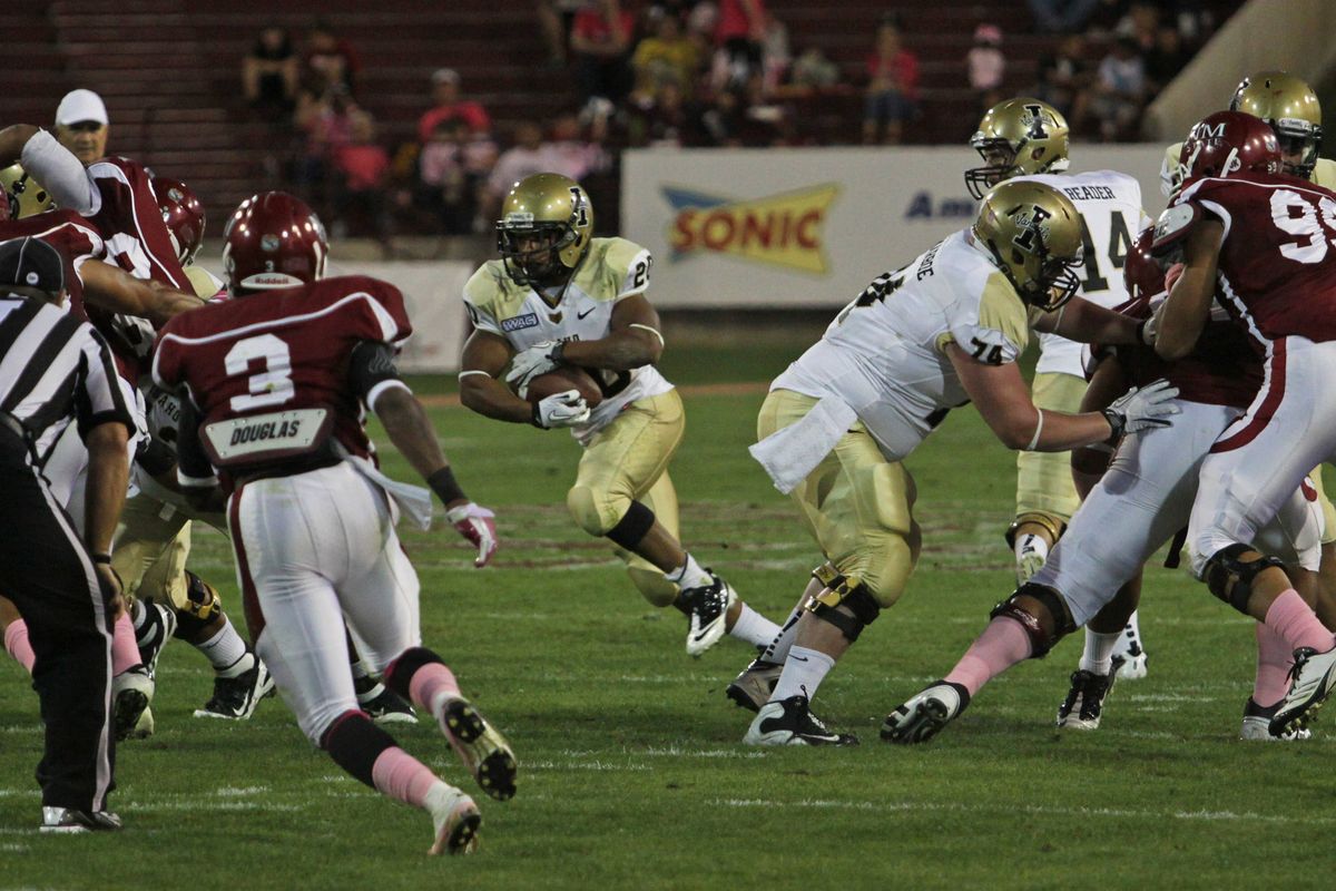 Princeton McCarty, center, ran for 116 yards and a TD for the Vandals and also had a 95-yard kickoff return score.