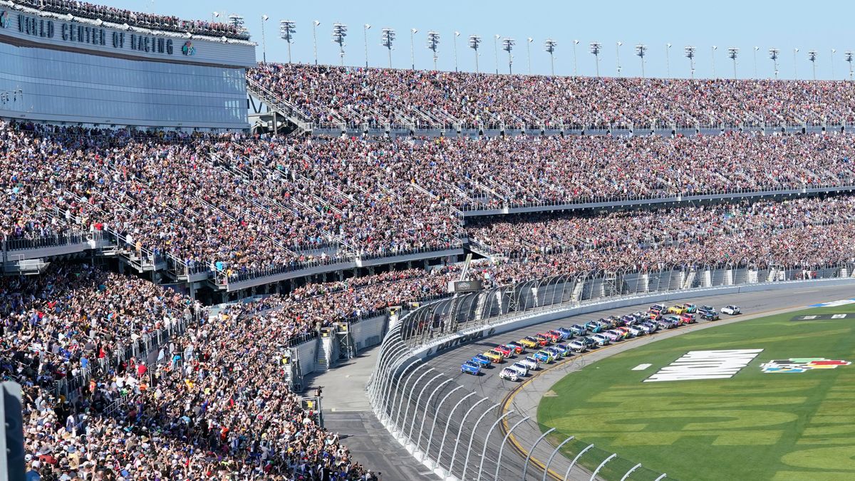 Kyle Larson, front right, and Alex Bowman lead the field to start the NASCAR Daytona 500 auto race at Daytona International Speedway, Sunday, Feb. 20, 2022, in Daytona Beach, Fla. (David Graham)