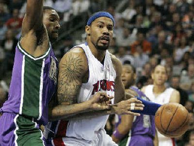 
Rasheed Wallace, right, drives against Milwaukee's Joe Smith.
 (Associated Press / The Spokesman-Review)