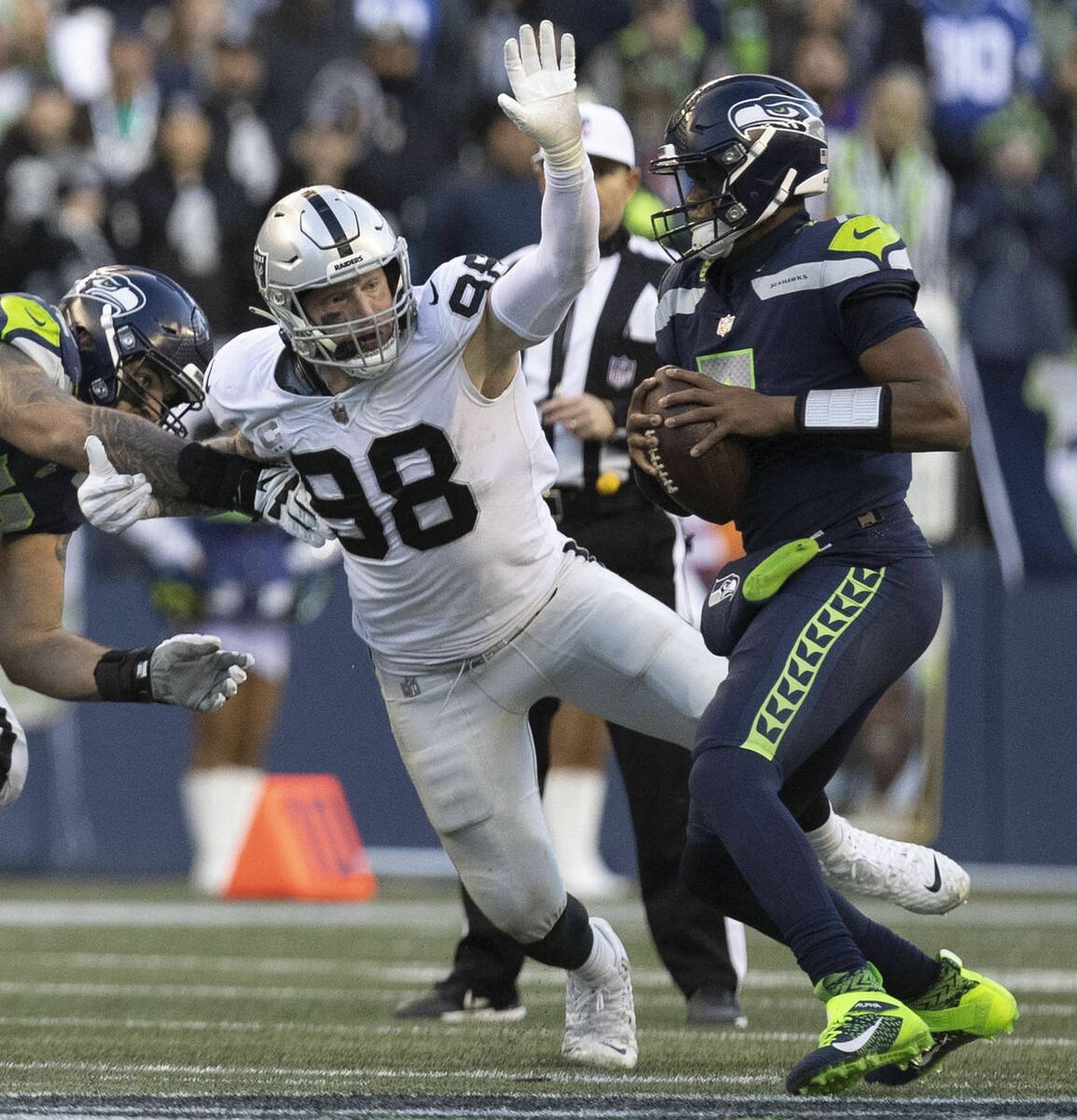 Raiders defensive end Maxx Crosby (98) looks to defend a pass from Seattle Seahawks quarterback Geno Smith (7) during the second half of an NFL game at Lumen Field on Sunday, Nov. 27, 2022, in Seattle. (Heidi Fang/Las Vegas Review-Journal) @HeidiFang  (Heidi Fang)