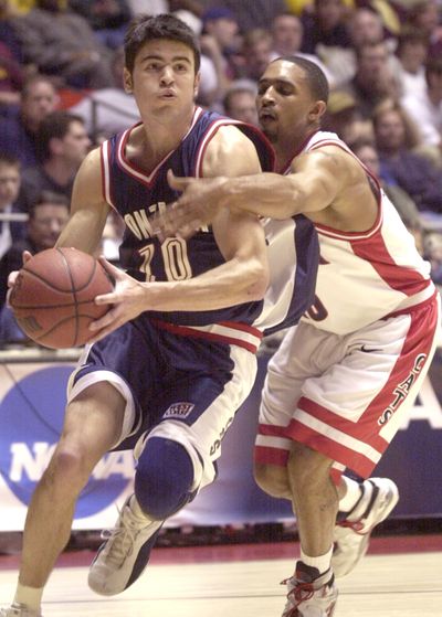 Zags’ Blake Stepp, left, and UA’s Salim Stoudamire battled in ’03. (Associated Press)