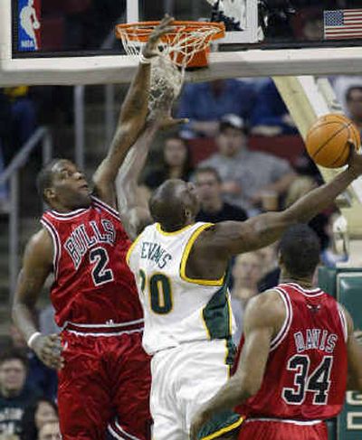 
Chicago's Eddy Curry, left, is about to block a layup attempt by Seattle's Reggie Evans in the first quarter. 
 (Associated Press / The Spokesman-Review)