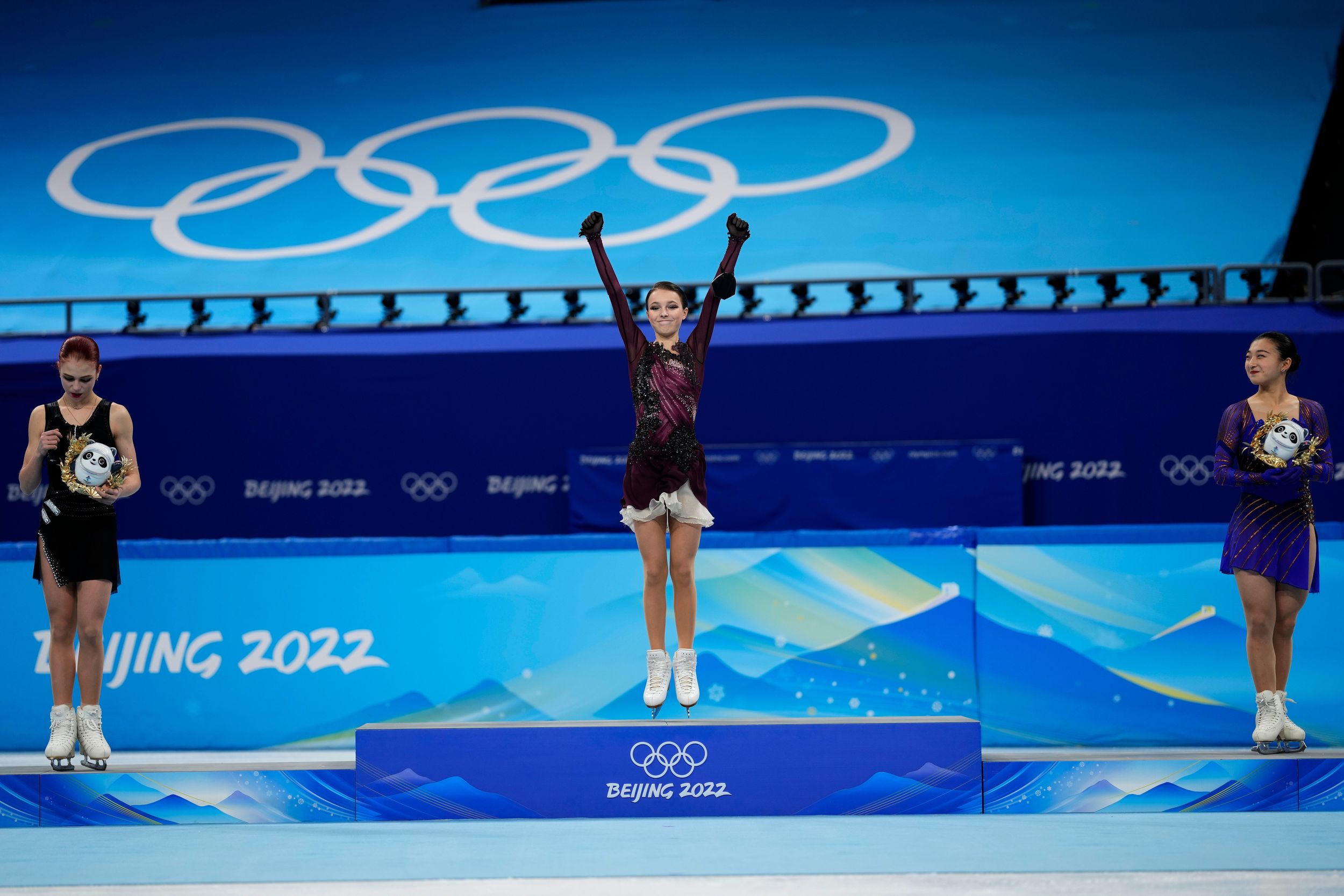Anna Shcherbakova wins figure skating gold as Kamila Valieva collapses