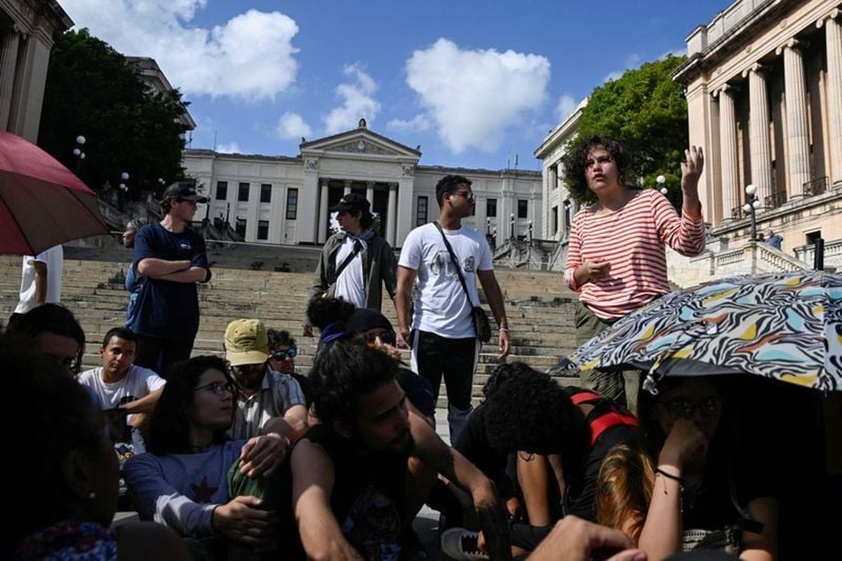 Anabel Oliva, 20, speaks outside the University of Havana during a protest against class disruptions amid energy and internet shortages, in Havana, Cuba, March 9, 2026. REUTERS/Norlys Perez  (Norlys Perez)