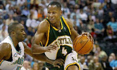 
Speedy Claxton, left, can't stop Ray Allen, who scored 36 points.
 (Associated Press / The Spokesman-Review)