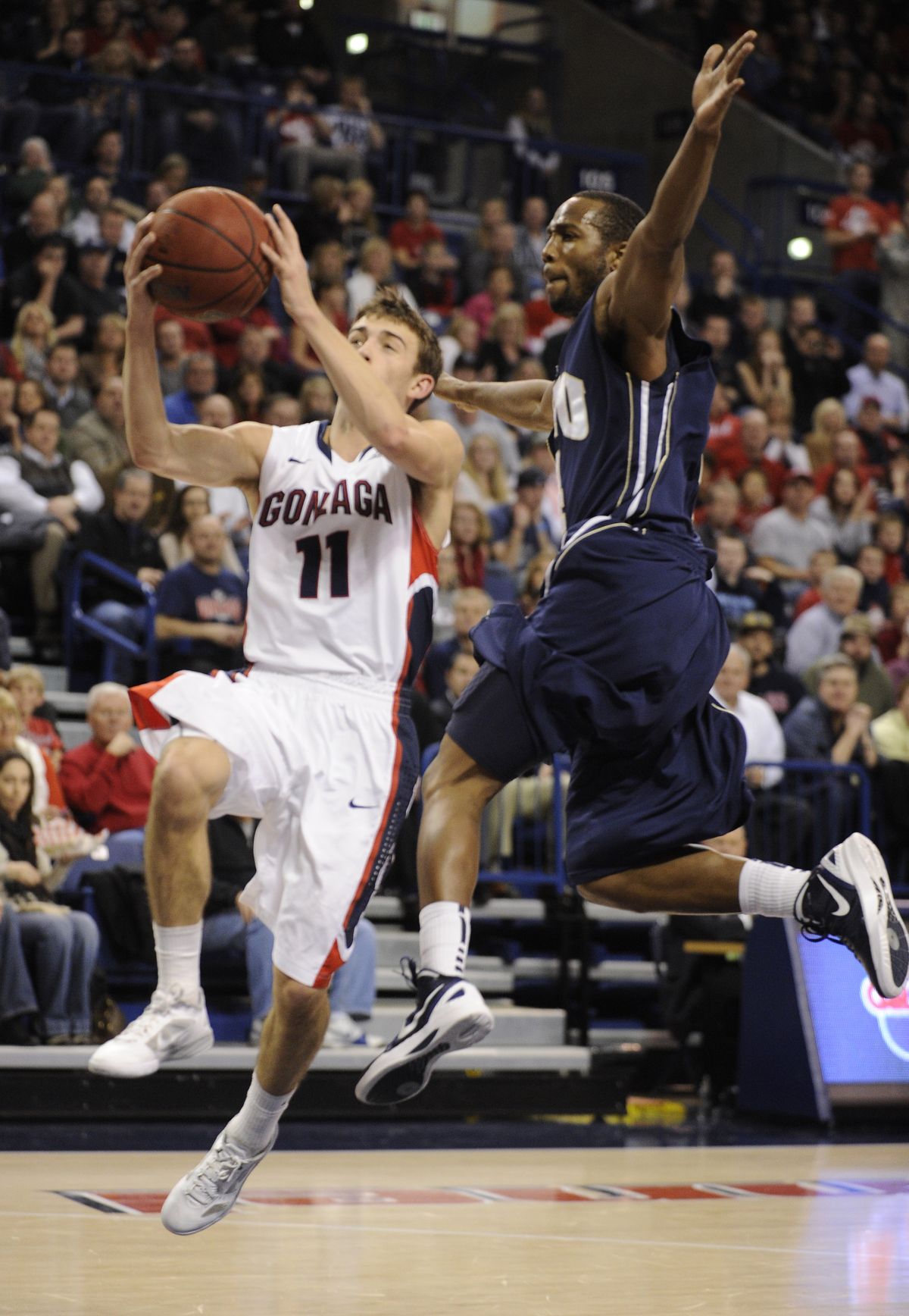 Gonzaga’s David Stockton heads to the basket as Oral Roberts’ Roderick Pearson Jr. defends. (Colin Mulvany)
