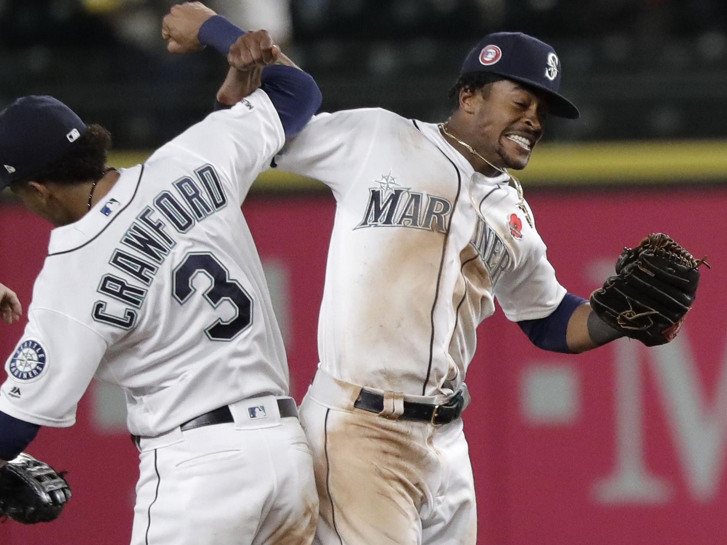 Mariners second baseman Dee Gordon diagnosed with a deep bone