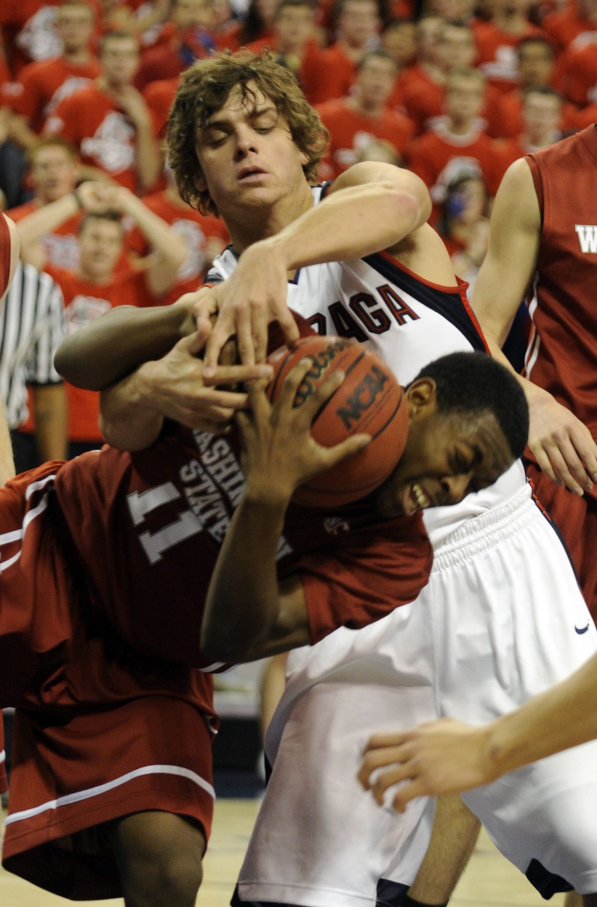 Gonzaga’s Matt Bouldin, who scored 28 points, tries to grab a rebound from WSU’s Xavier Thames in the first half.