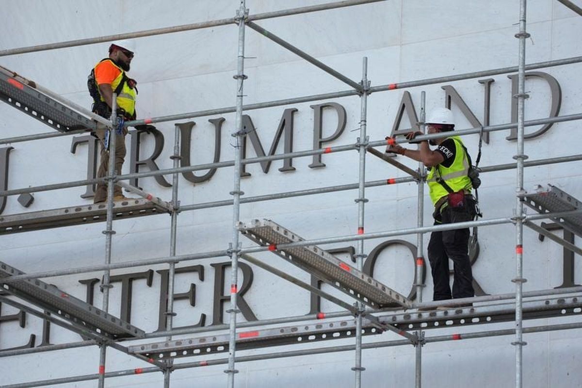 Workers prepare to remove lettering from the facade of the John F. Kennedy Memorial Center for the Performing Arts, following a federal judge’s order to remove U.S. President Donald Trump’s name from the institution, in Washington, D.C., U.S., June 12, 2026. REUTERS/Ken Cedeno  (Ken Cedeno)