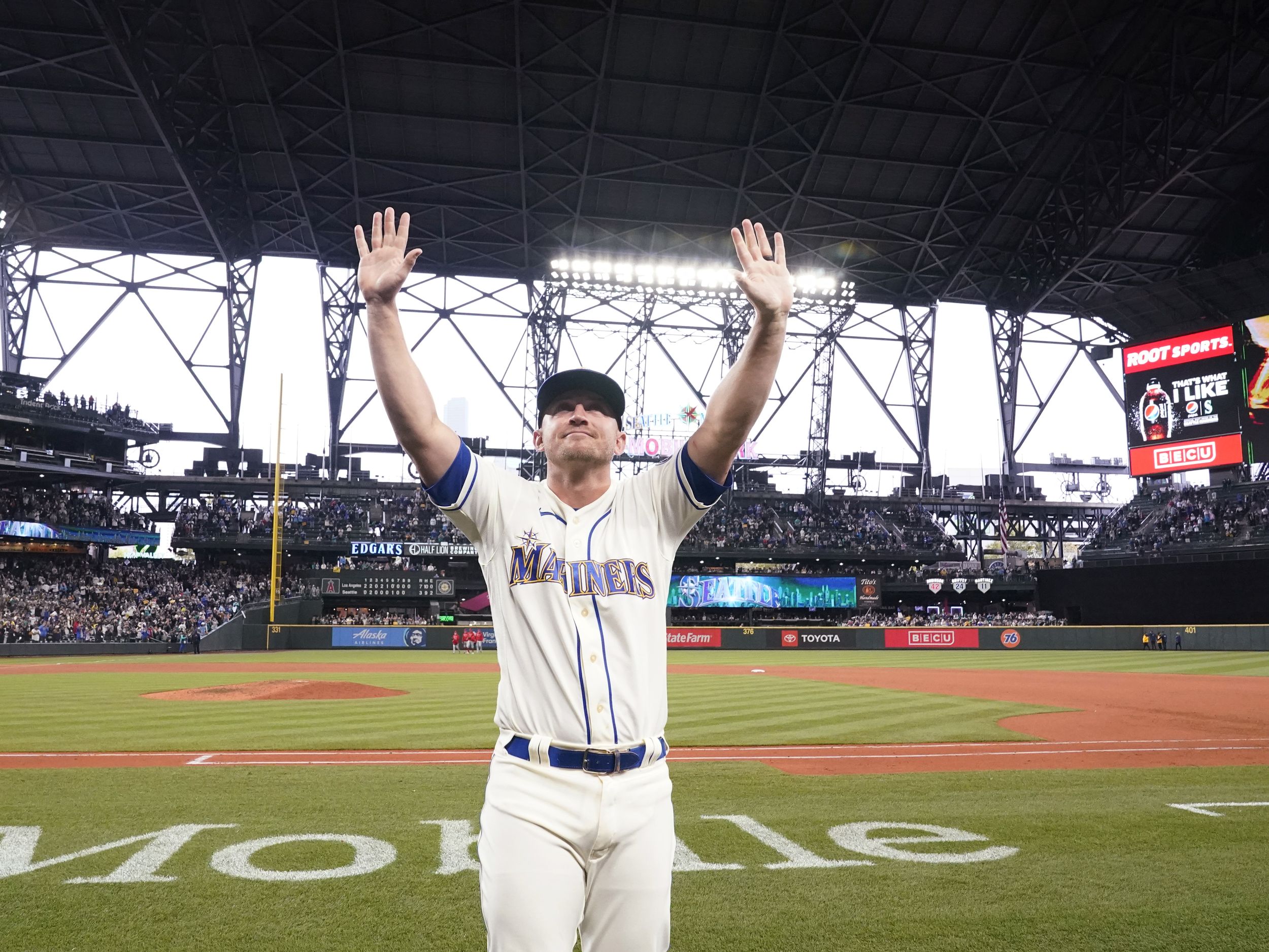 Sources: Mariners have declined 2022 option for longtime third