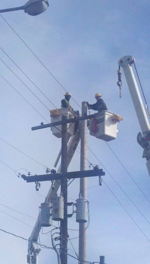 Avista crews replace a power pole on East Sprague. (Nina Culver)
