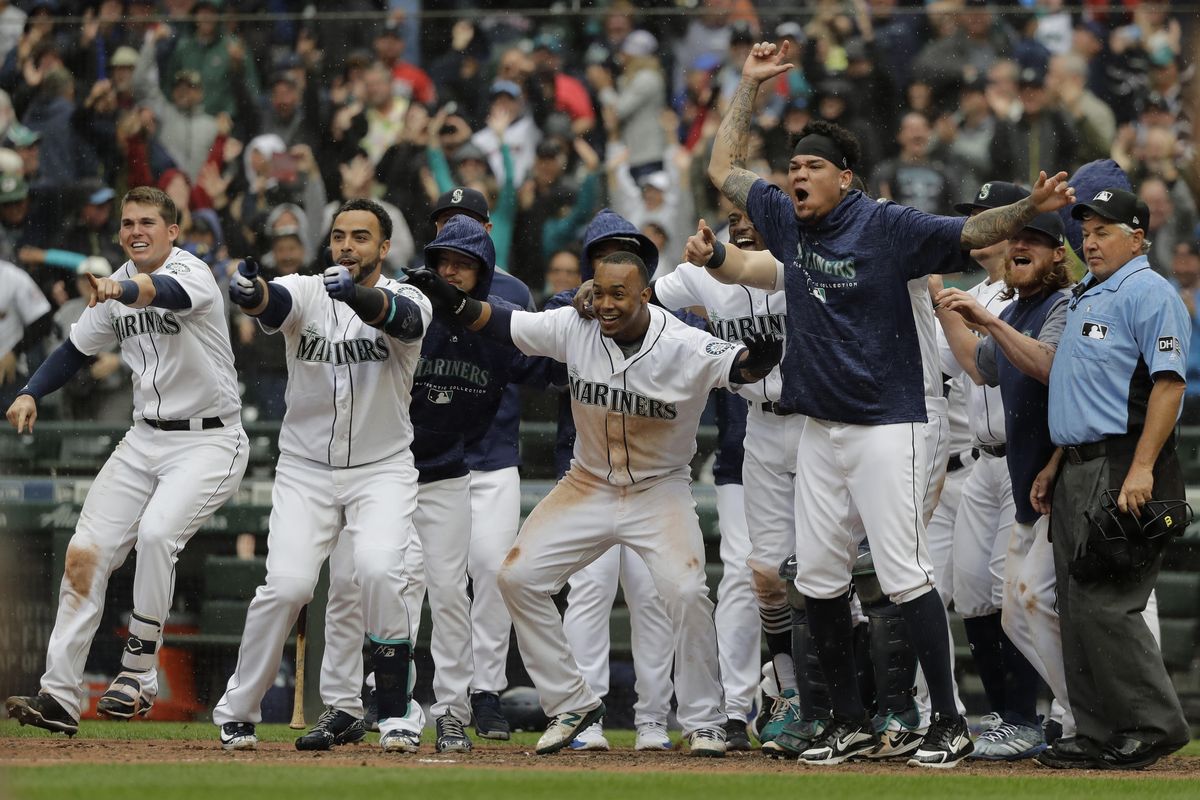 Mariners keep pace in AL West with sweep of A's