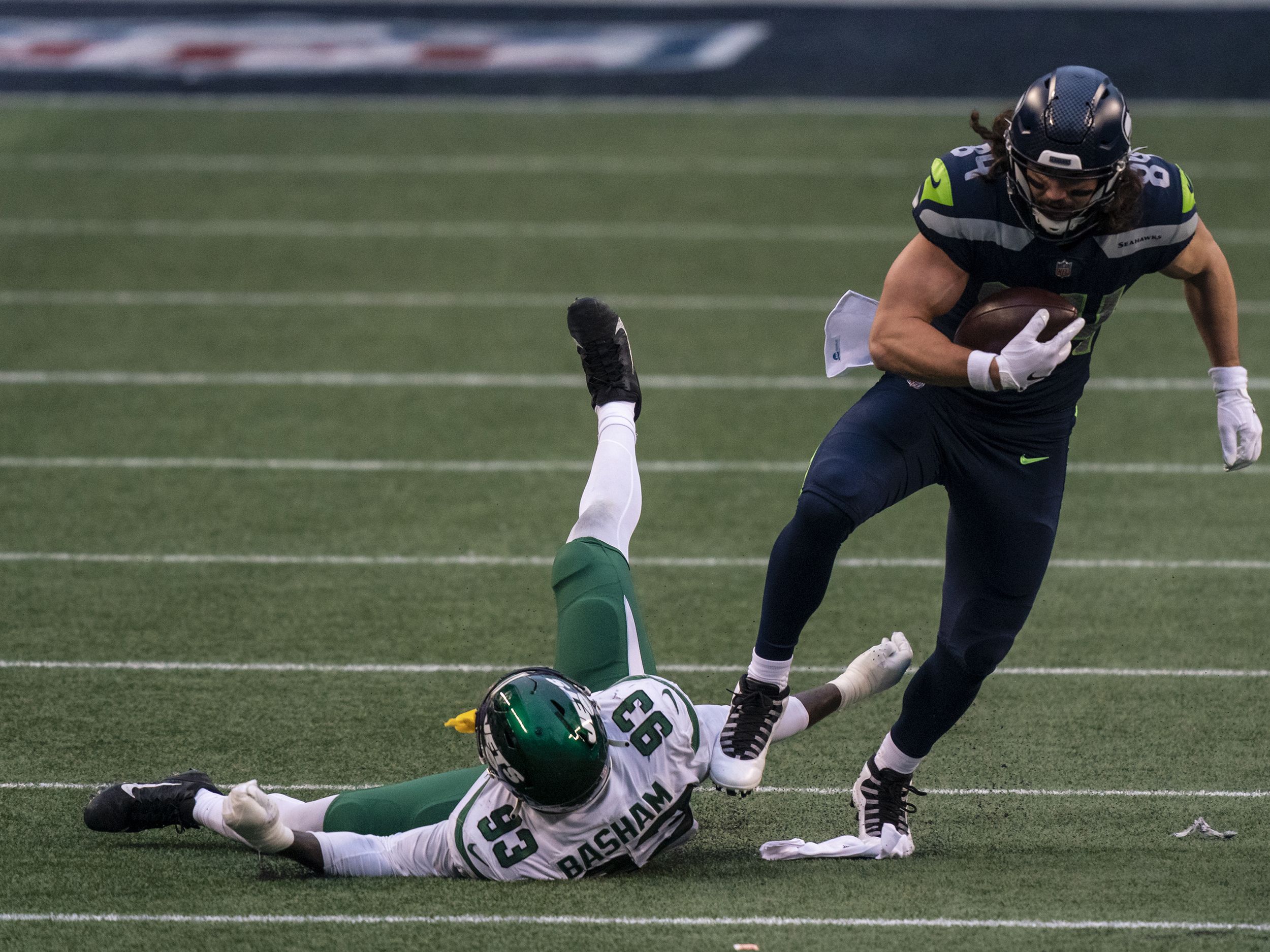 Seahawks' Colby Parkinson Refractures Foot