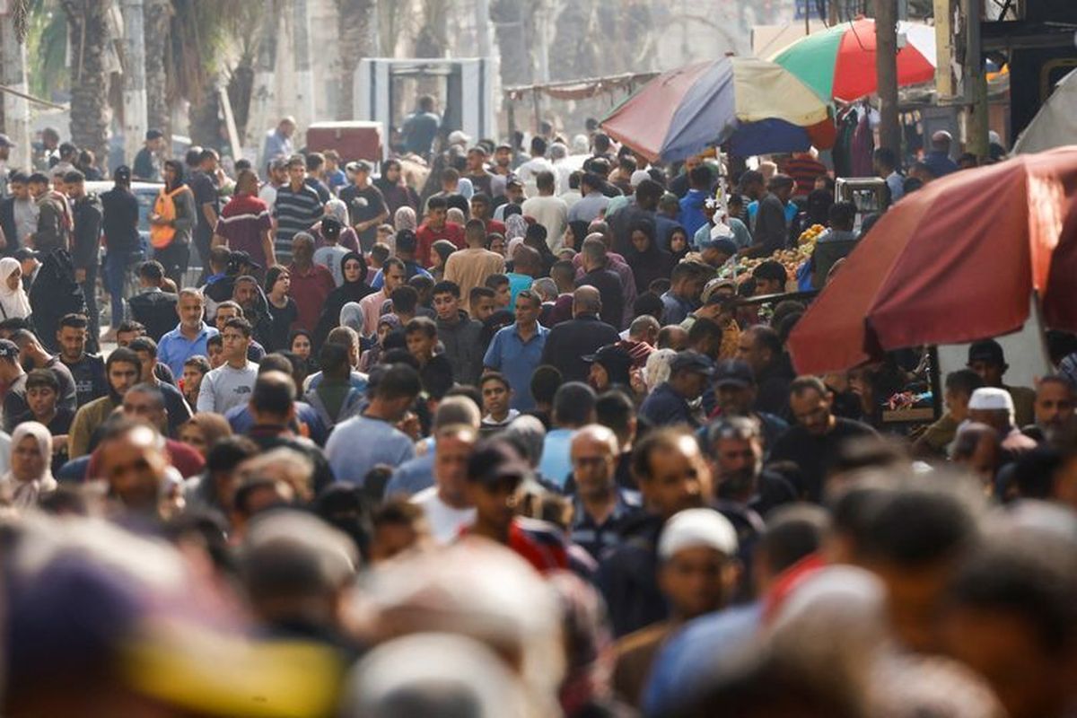 People gather and shop at a local market, in Nuseirat, central Gaza Strip, November 13, 2025. REUTERS/Mahmoud Issa (Mahmoud Issa)