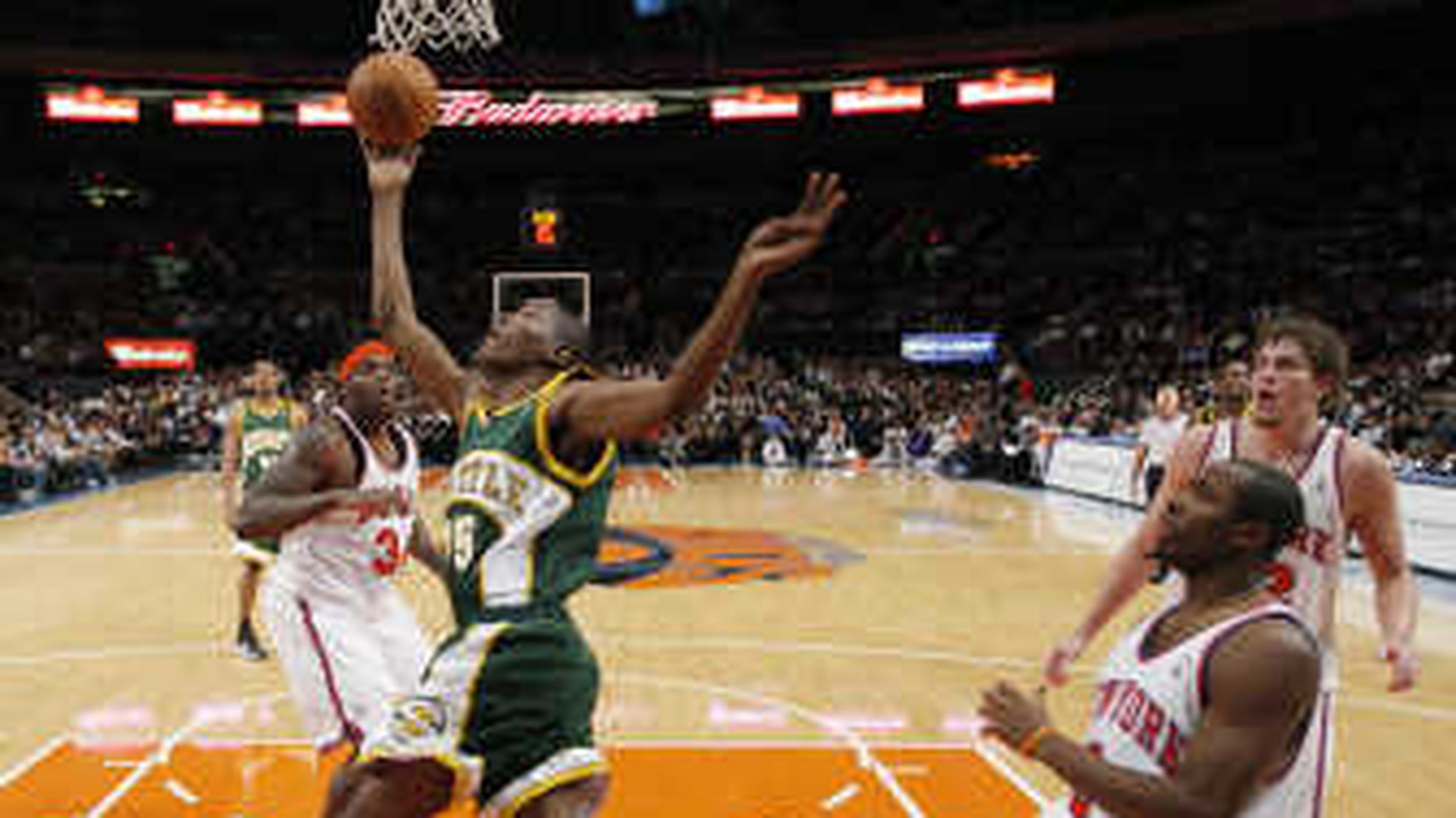 Tracy McGrady dunks on Tyrus Thomas