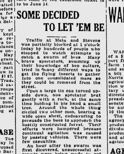 A crowd of onlookers was just as disruptive to downtown traffic as a swarm of bees on May 31, 1921.  (S-R archives)