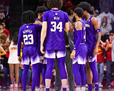 Washington men's basketball huddles during a Pac-12 Conference game against USC on Saturday against Los Angeles.  (Courtesy of UW Athletics)