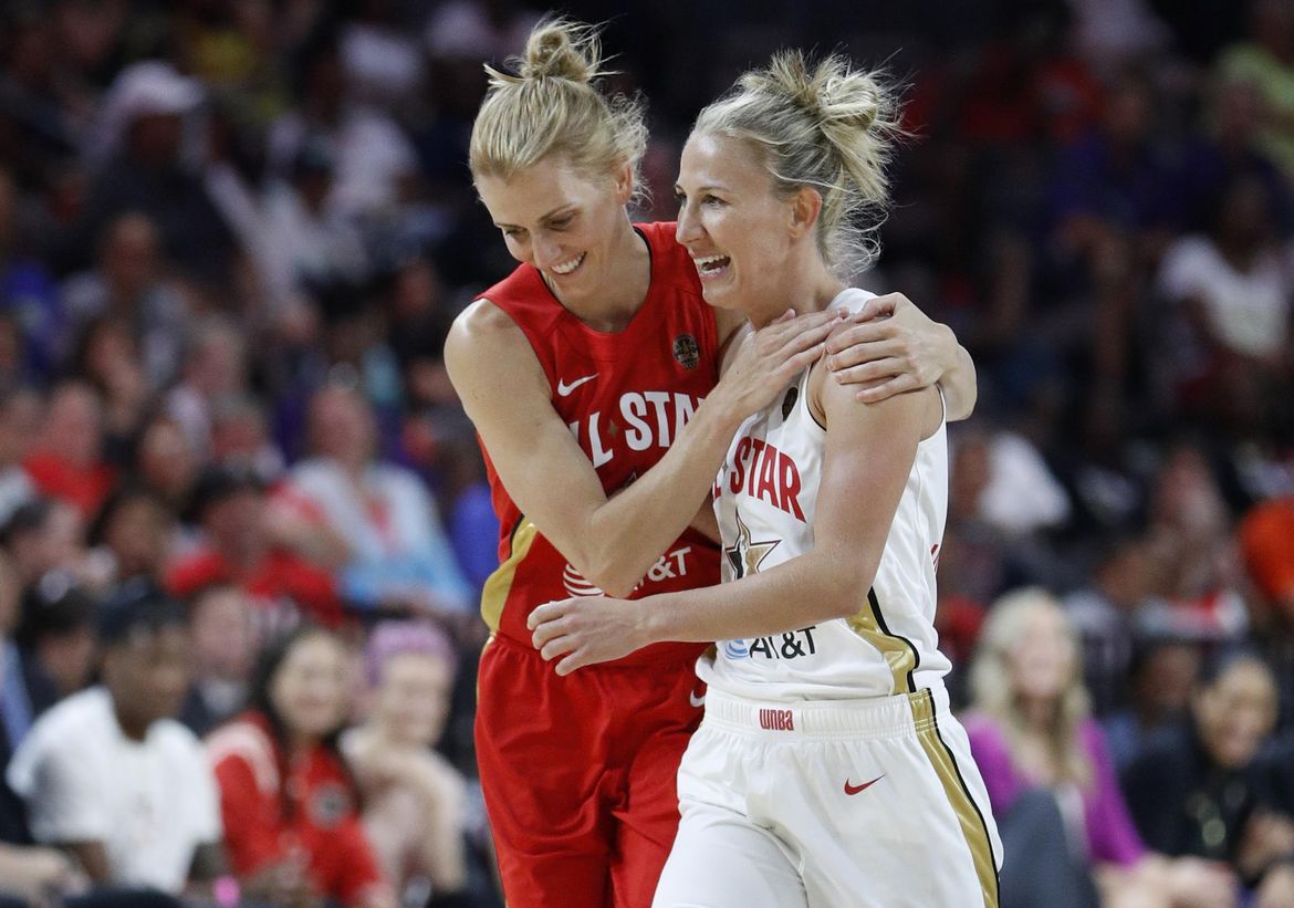 Courtney Vandersloot keeps sunny disposition in downtime from Chicago