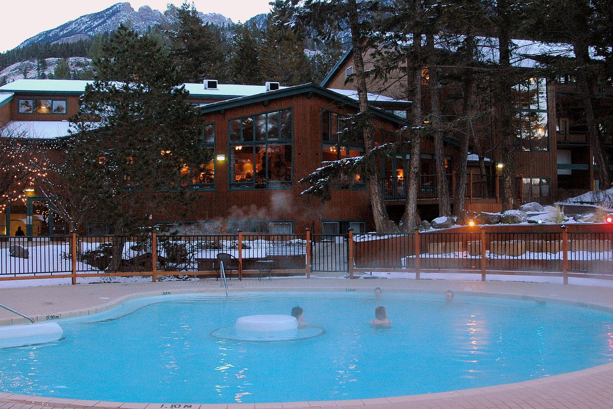 The Fairmont Hot Springs soaking pool features several hot water therapeutic pools with varied temperatures for guests. They are in Canada’s largest hot spring with over 1.5 million gallons of water flowing daily through the pools.