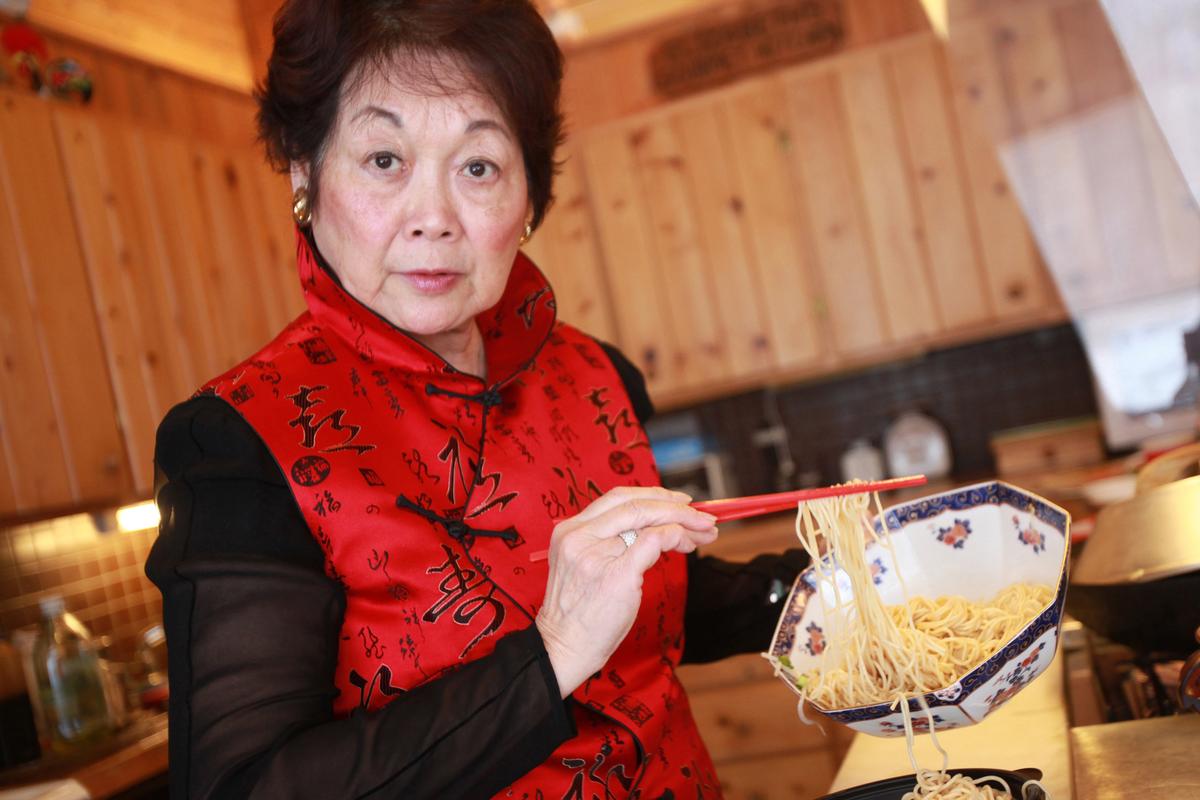 Elizabeth Chiu King prepares pork back ribs and Cold Sesame Noodles with Bean Sprouts for Chinese New Year, at her home in Bloomfield Hills, Mich. McClatchy Tribune photos (McClatchy Tribune photos)