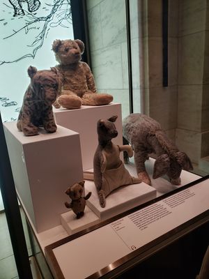 O original Winnie the Pooh e amigos de pelúcia de propriedade de Christopher Robin Milne, filho de Aa Milne, na Biblioteca Pública de Nova York. (Azaria Podplesky/para a revisão do porta-voz)