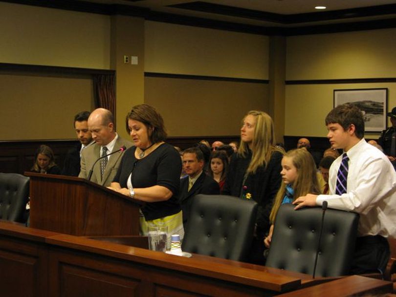 Shauna Sauer addresses the Senate Transportation Committee, accompanied by her husband, Clay, and four surviving children; her 18-year-old daughter Taylor died in January in a texting-while-driving accident. (Betsy Russell)