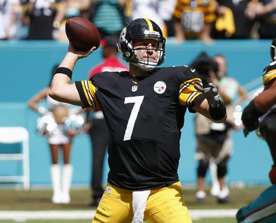 Pittsburgh Steelers quarterback Ben Roethlisberger will have minor knee surgery on Monday. (Wilfredo Lee / Associated Press)