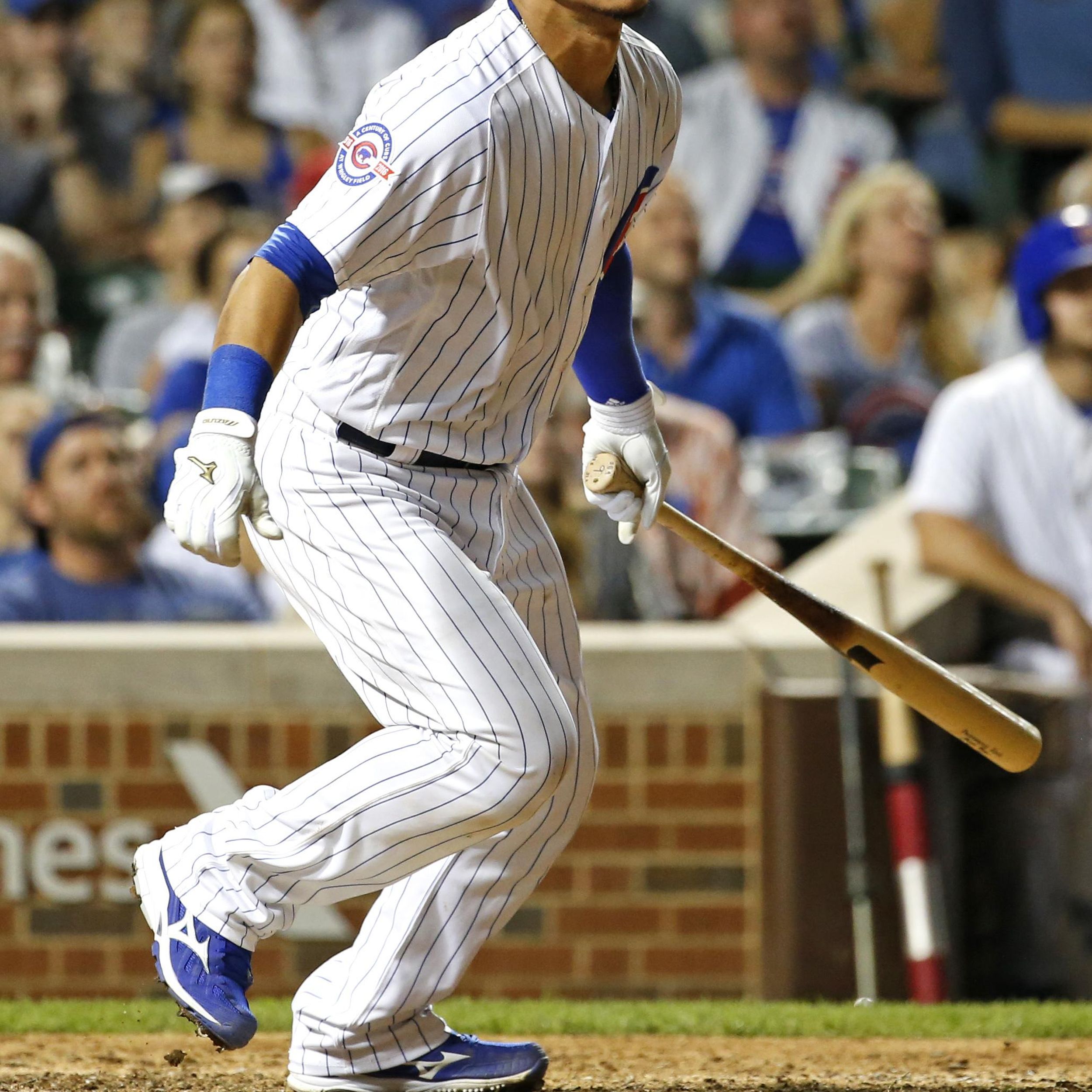 Column: Contreras does it all, even with one eye on back home