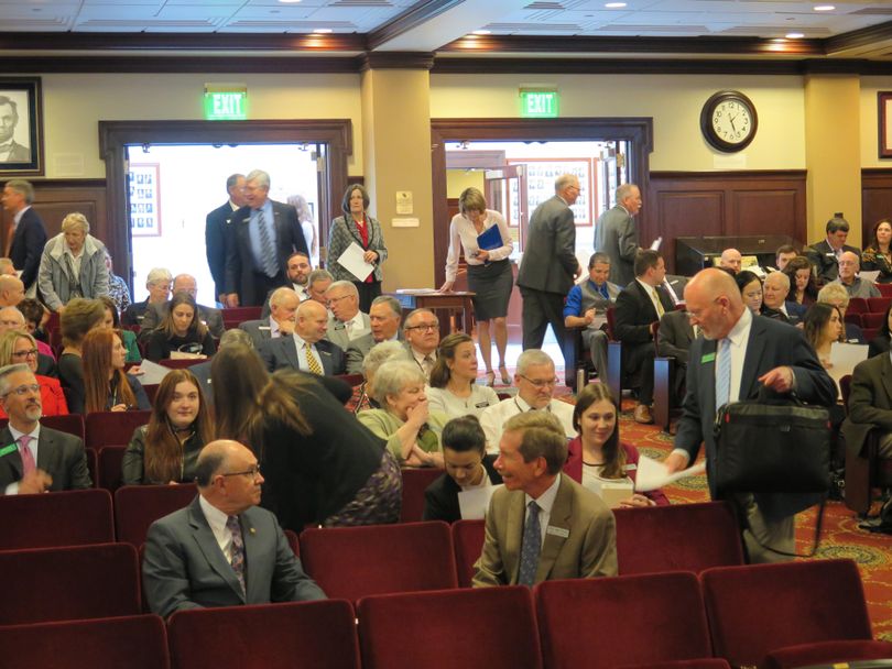 Lawmakers, lobbyists, reporters and Statehouse staffers file into the Lincoln Auditorium, the Idaho state Capitol’s largest hearing room, on Tuesday for mandatory anti-sexual harassment training. (Betsy Z. Russell / SR)