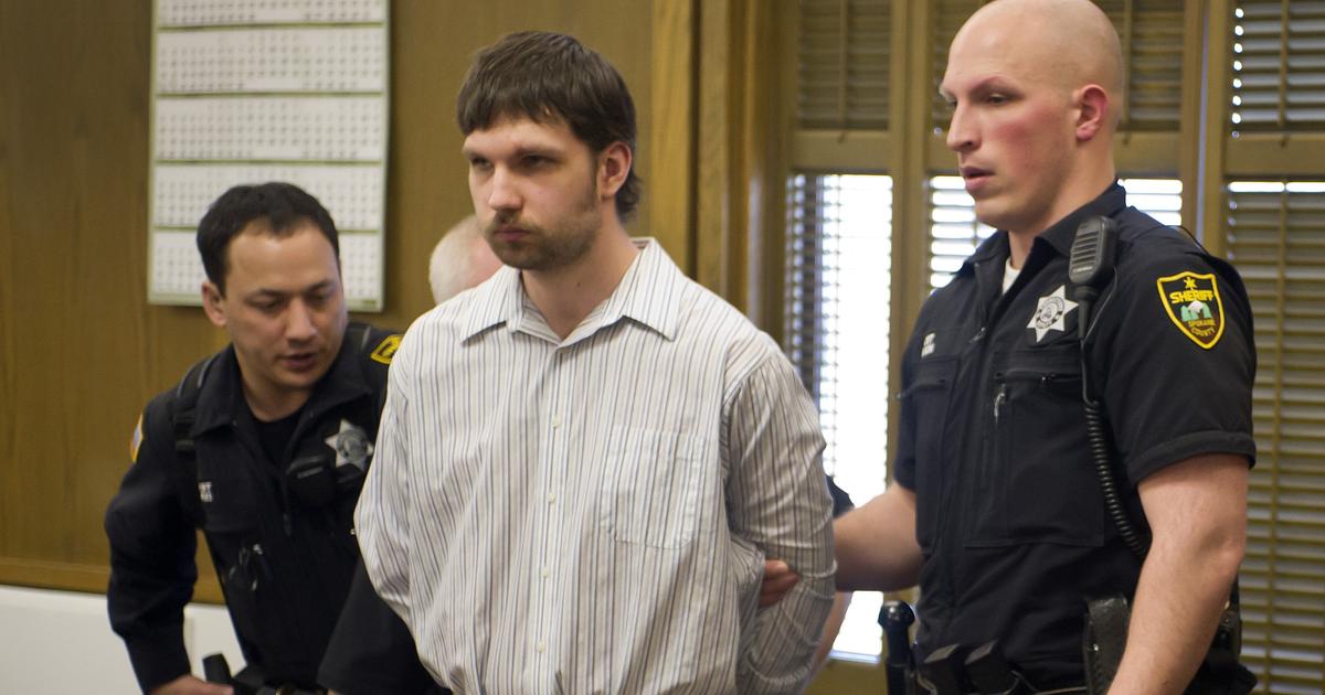 Judge orders murder defendant shackled to table