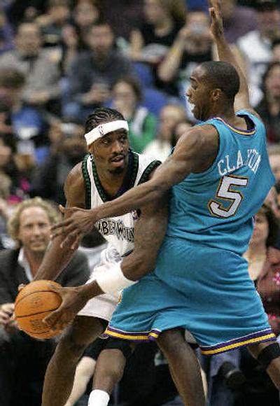 
Minnesota guard Ricky Davis, left, looks for a way around New Orleans guard Speedy Claxton. 
 (Associated Press / The Spokesman-Review)