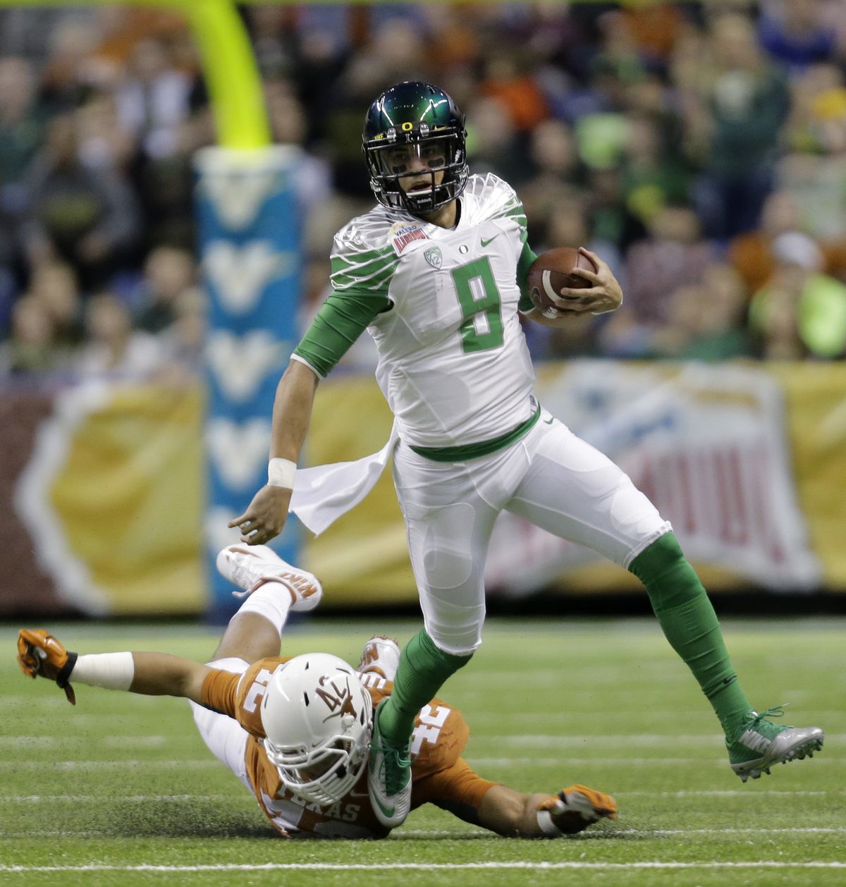 Oregon junior quarterback Marcus Mariota ran for 133 yards on 15 carries in win over Texas. (Associated Press)