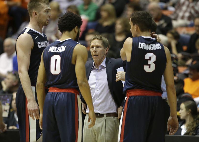 Gonzaga head coach Mark Few, center, huddles with his team during a timeout in the second half of an NCAA college basketball game against Pacific Saturday, Jan. 23, 2016, in Stockton, Calif. (AP)