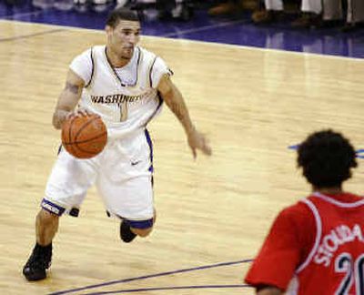 
Washington guard Tre Simmons drives downcourt against Arizona guard Salim Stoudamire. Simmons scored 24 points. 
 (Associated Press / The Spokesman-Review)