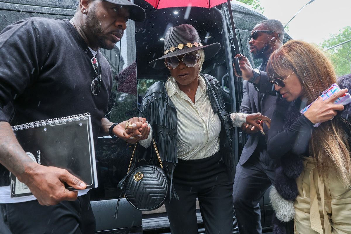 Janice Combs, mother of Sean Combs, arrives in the rain during Combs’ trial at Manhattan Federal Court on Thursday in New York City. (Spencer Platt)