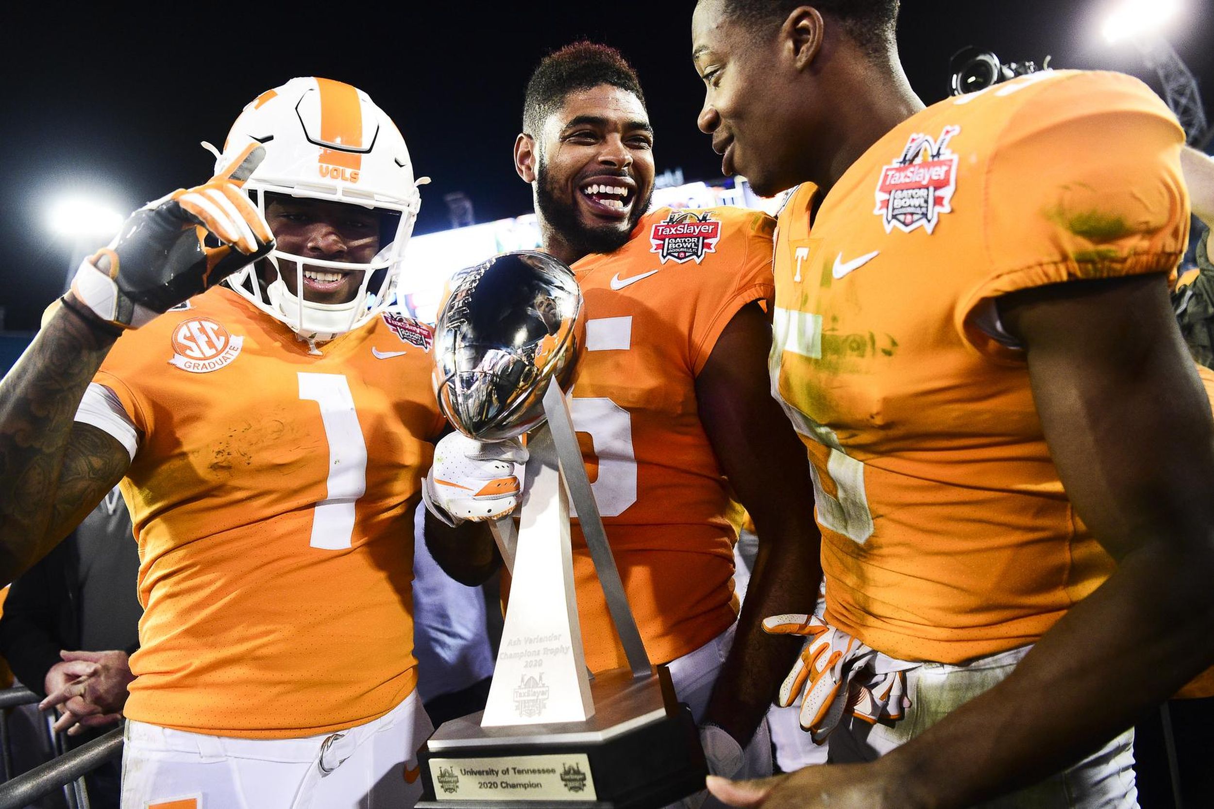 College football bowl roundup Tennessee scores 2 late TDs to beat