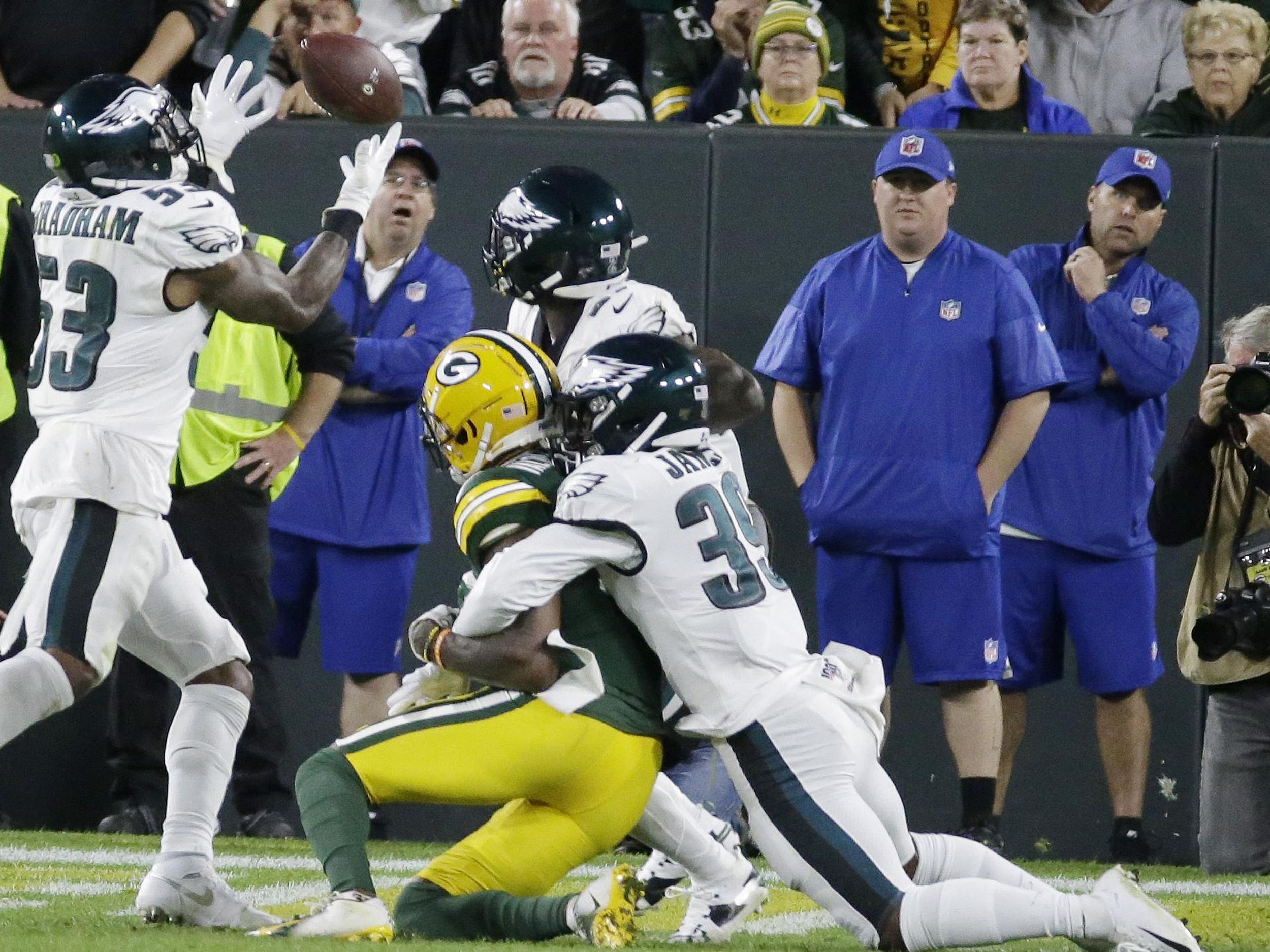 Eagles pick off Aaron Rodgers' late pass to beat Packers - Los Angeles Times