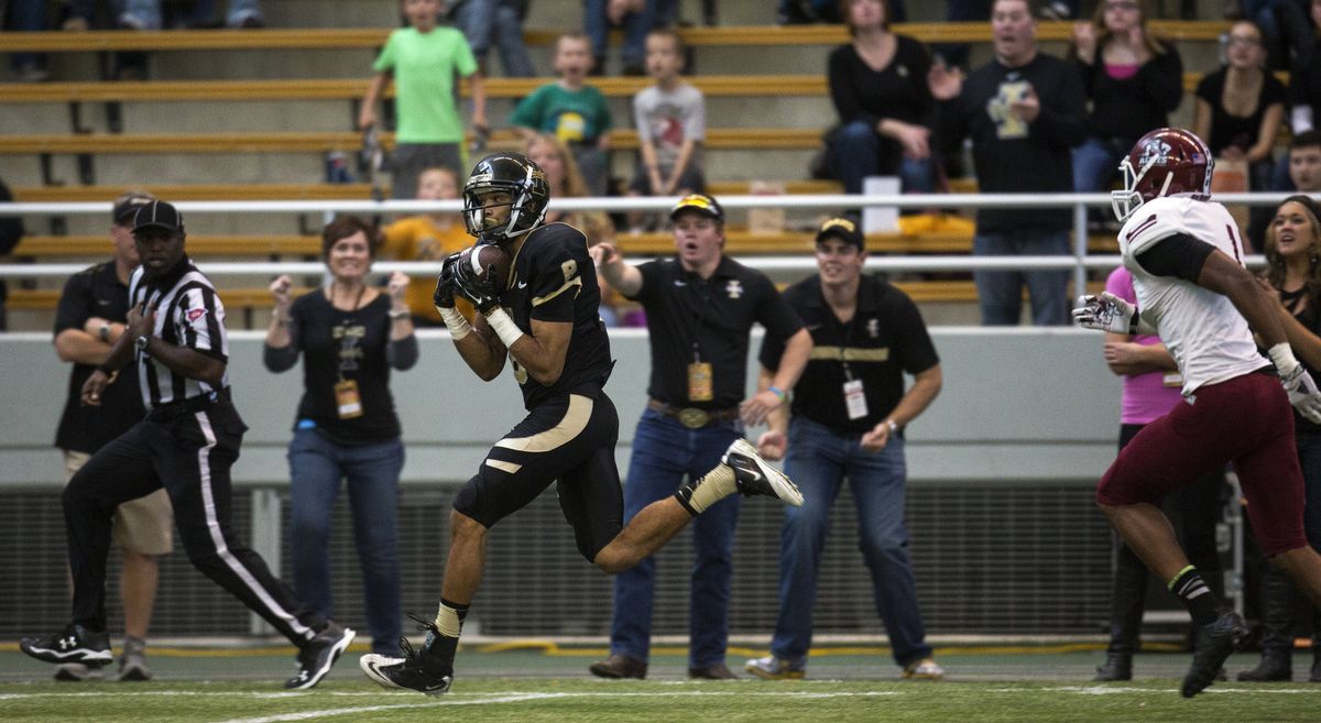 Idaho wide receiver Joshua McCain catches a Chad Chalich pass for a touchdown against New Mexico State. (Associated Press)