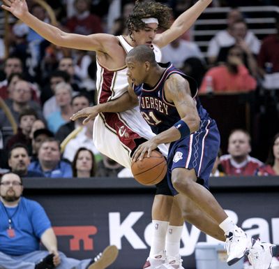 New Jersey Nets’ Bobby Simmons drives through Cleveland Cavaliers’ Anderson Varejao to the basket in game won by Cavs 98-87.  (Associated Press / The Spokesman-Review)