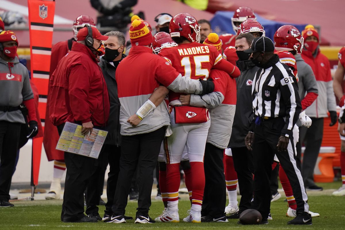 After losing Mahomes, Chiefs and Henne hold off Browns, 22-17 - The  Columbian