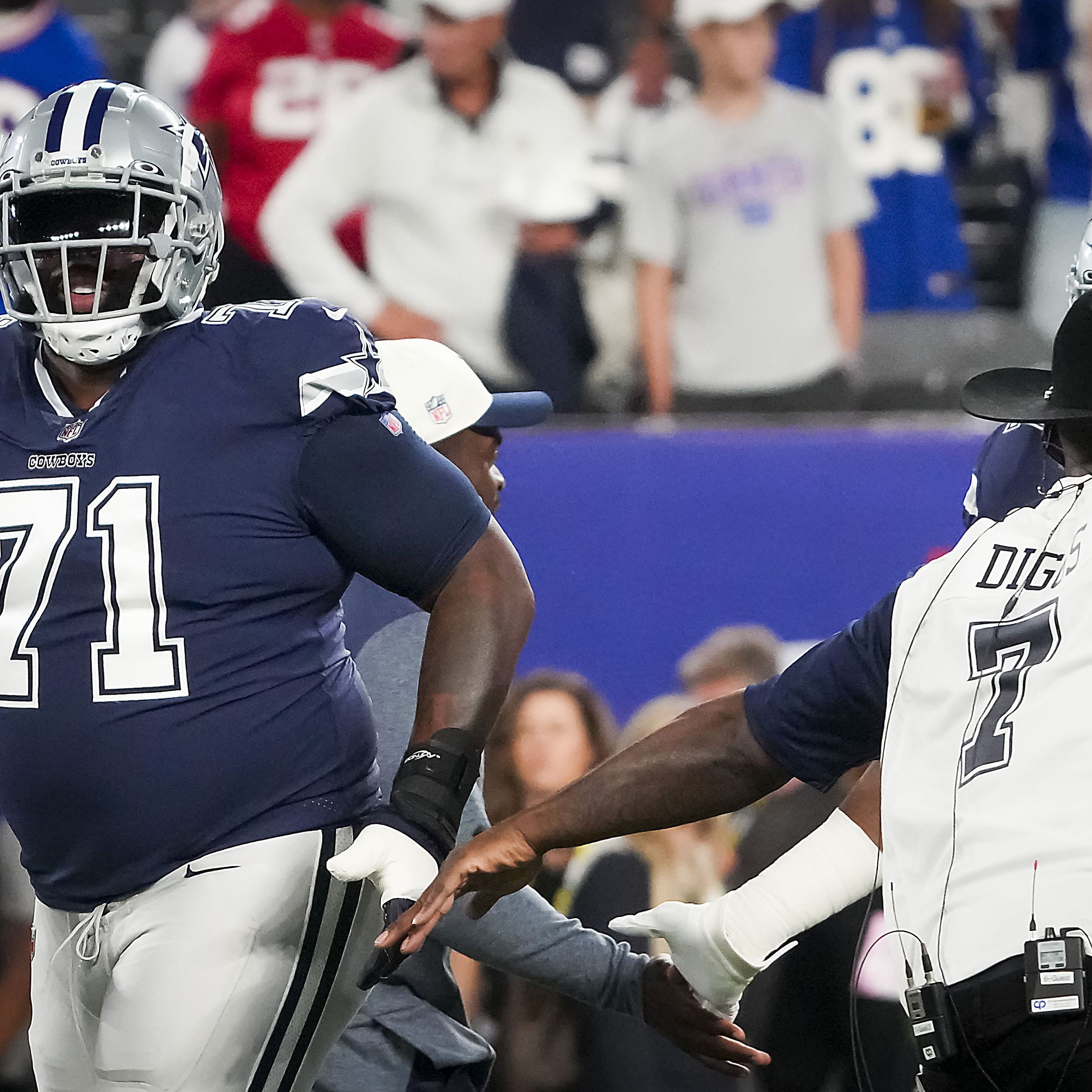 Cowboys LT Jason Peters left game vs. Tampa Bay due to hip injury